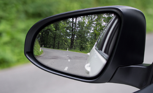 Gương chiếu hậu trên ô tô giúp người cầm vô lăng quan sát rộng hơn